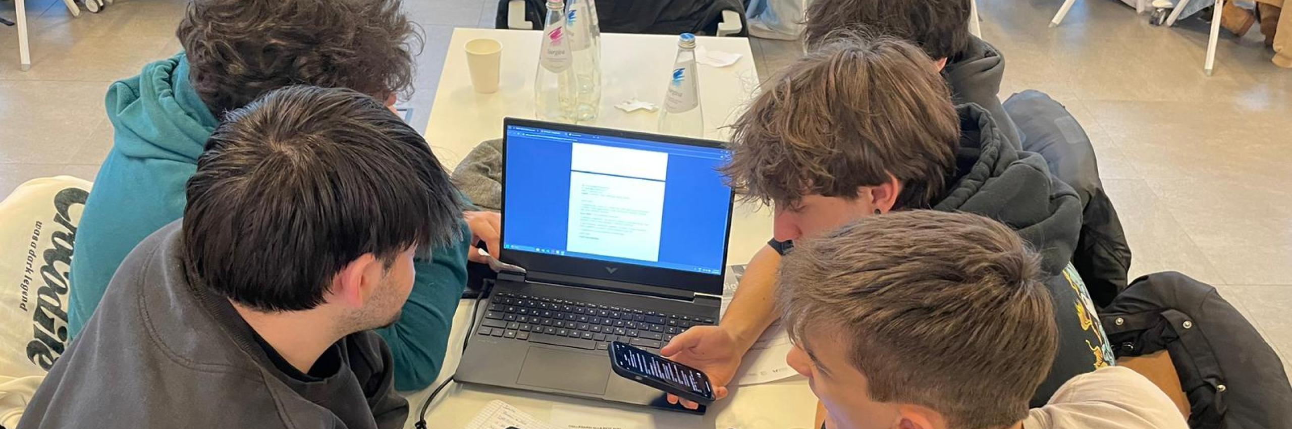 Adolescenti e social: uno spazio di relazione lontano dagli stereotipi