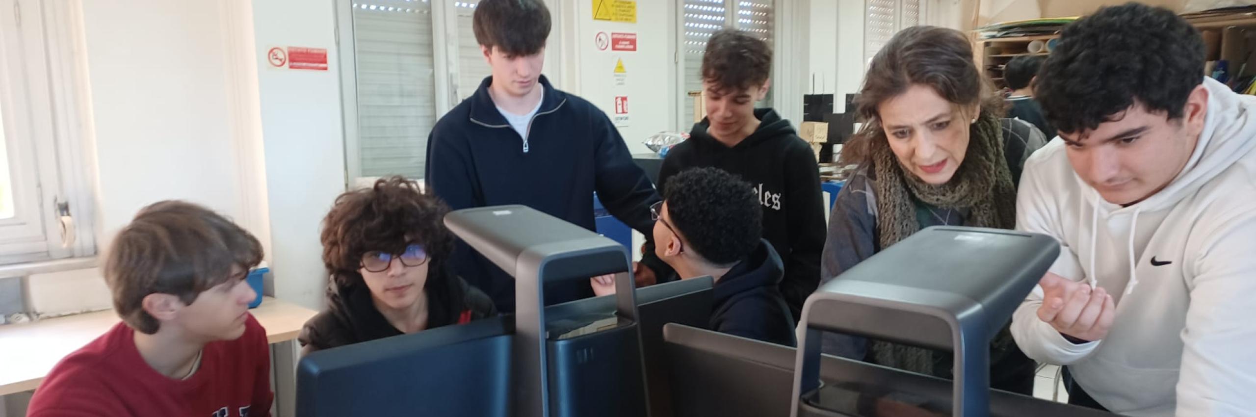 Studenti protagonisti nei laborator di Ital.IA Lab: dall’uso consapevole dell’IA alla creazione di canzoni 