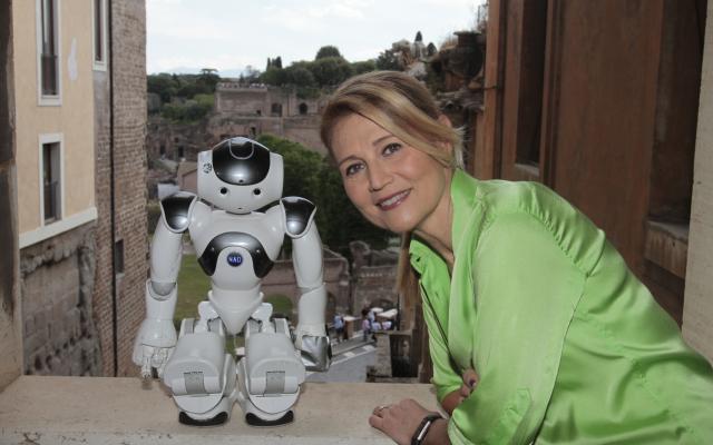 Mirta Michilli con il robot Nao a RomeCup