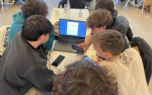 Adolescenti e social: uno spazio di relazione lontano dagli stereotipi