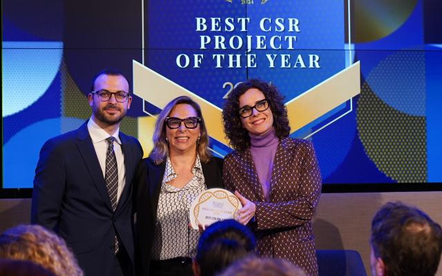 Elisa Amorelli e Andrea Bonini ritirano il premio Best CSR Project of the Year
