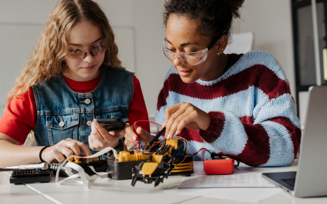 STEAMedge costruisce il profilo europeo del docente pronto ad affrontare le transizioni digitale e verde
