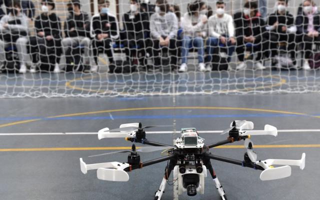 I droni atterrano nel liceo di Tor Bella Monaca, all'Amaldi nasce il primo campo volo