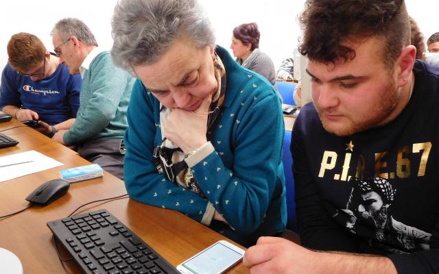 Anziana e studente con smartphone